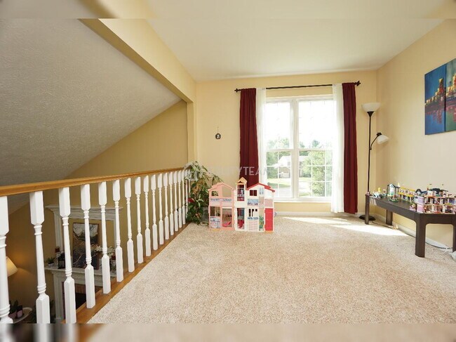Building Photo - 6275 Hummingbird Dr