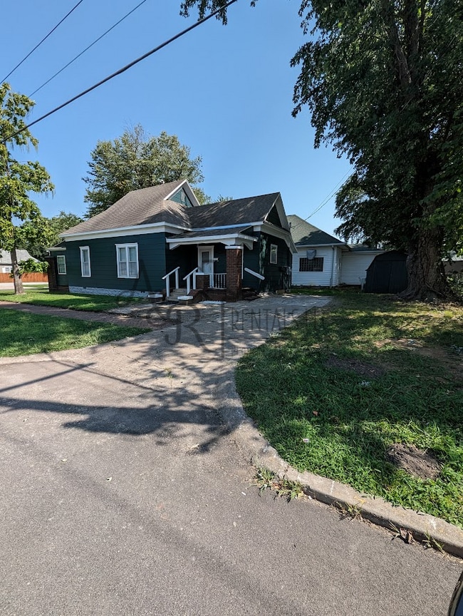 Primary Photo - 711 N Elm St