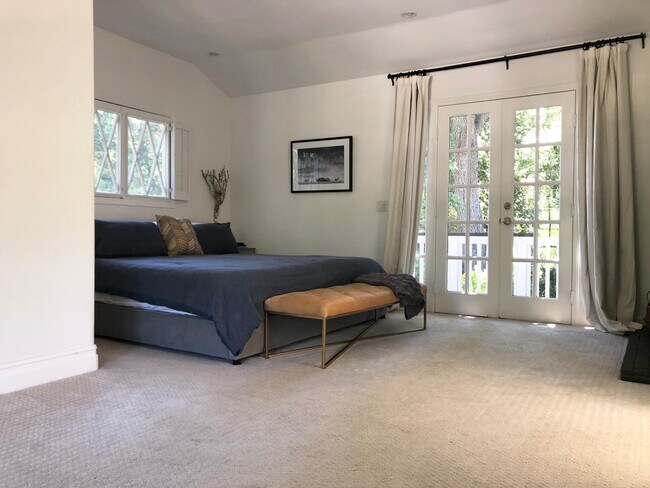 Building Photo - Luxury 5 Bed, 3 Bath - Entertainers Dream!