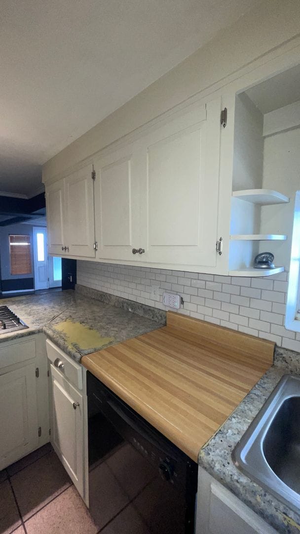 Building Photo - Charming and spacious 3-Bedroom 2 bath house.