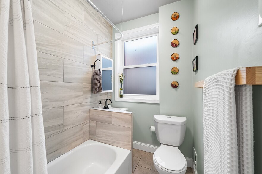 Building Photo - 1542 N Hollywood St