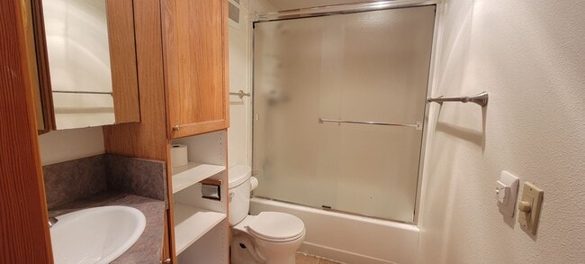 Building Photo - Redmond Bridle Trails One bedroom!