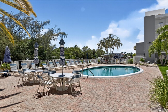 Building Photo - 2850 NE 14th St