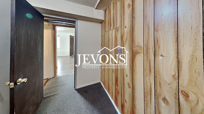 Building Photo - $1,000 Rent Credit if move-in occurs befor...