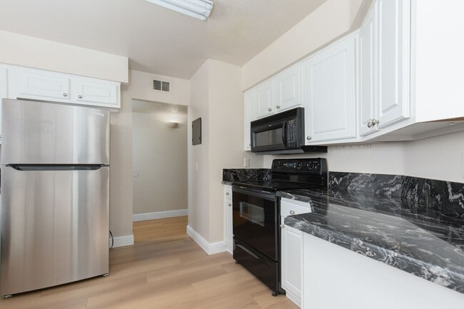Building Photo - Remodeled 2nd floor unit in gated NW community