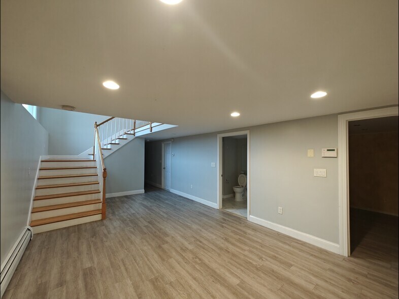 Building Photo - 548 Worcester St