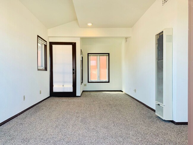 Building Photo - IS4