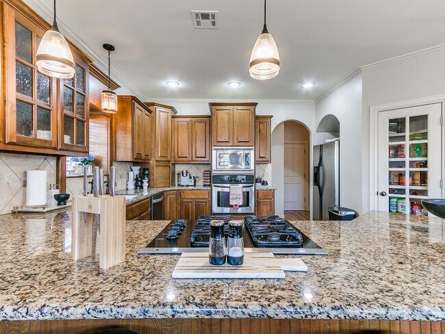 Building Photo - Gorgeous 2 Story Home In Bixby Schools!