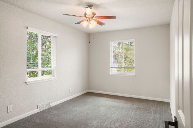 Building Photo - Recently Updated 4-Bedroom Near DU – Utilities Included + Garage Available