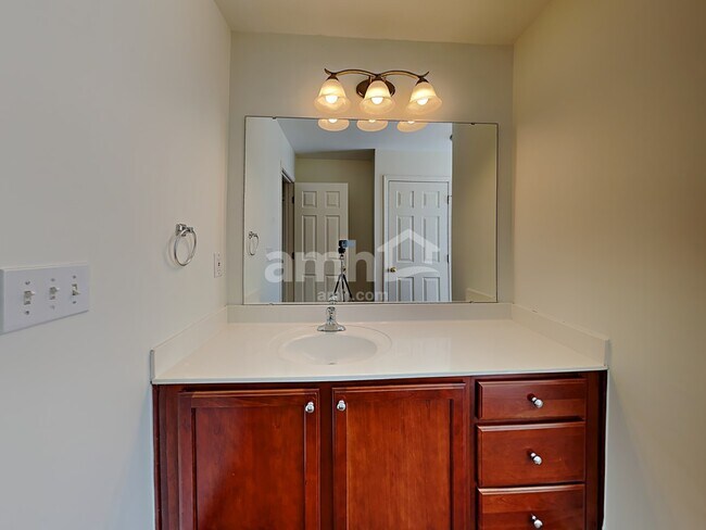 Building Photo - 8 Red Jonathan Ct