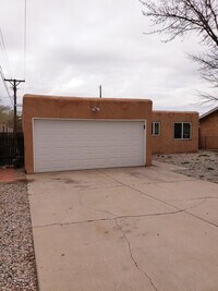 Building Photo - 3 BR 2 BA Home  nearJuan Tabo and 1-40. Showing Monday 6/15