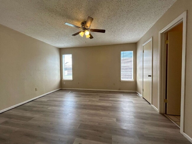 Building Photo - House Located Near Take-Out & Movie Theate...