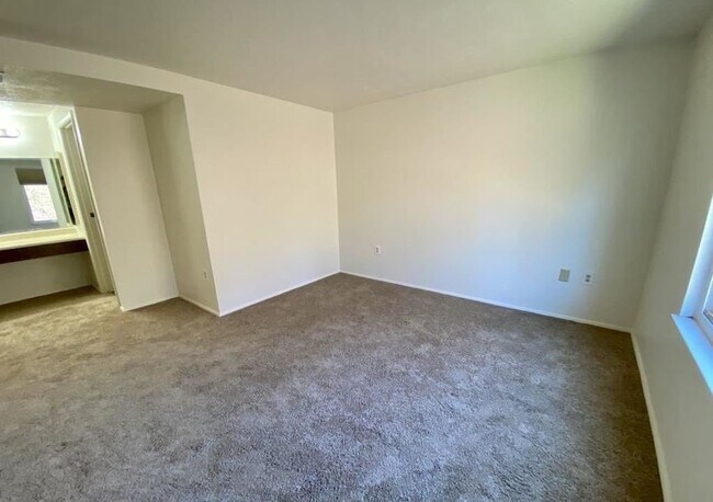 Building Photo - "Charming 2-Bed Condo Retreat with Modern Comfort in Imperial, PA!"