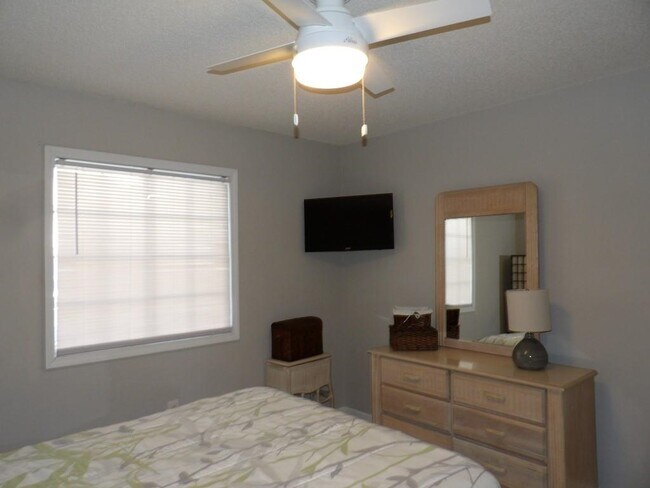 Building Photo - 4622 Greenbriar Dr