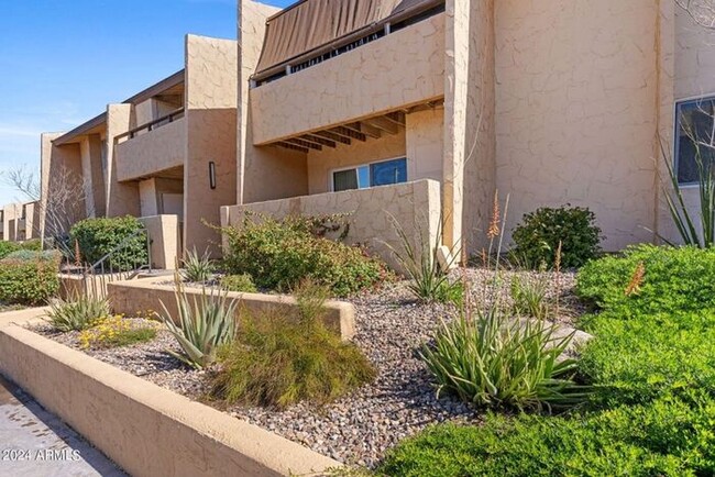 Building Photo - Single Level 3 bedroom Condo In Scottsdale!