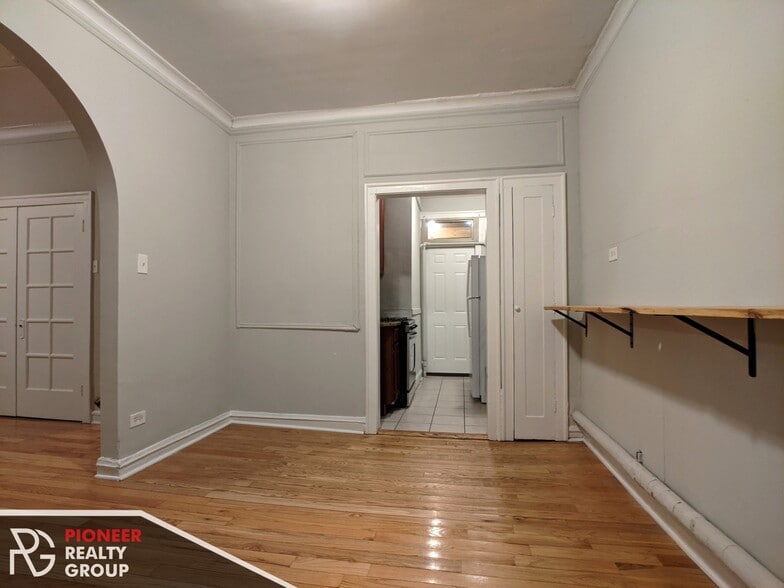 Building Photo - 546 W Surf St