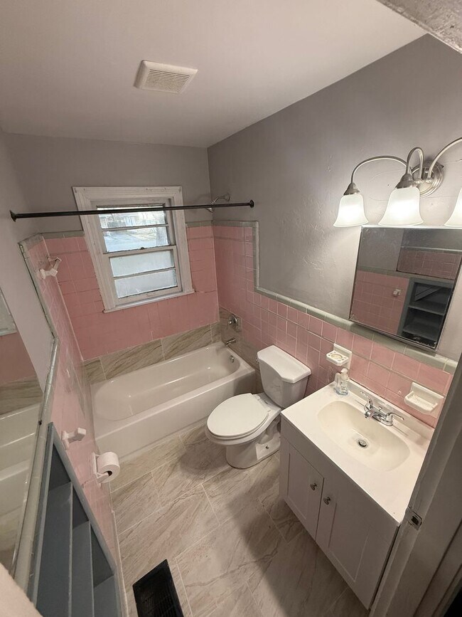 Building Photo - 4 Bedroom 1 Bathroom Home