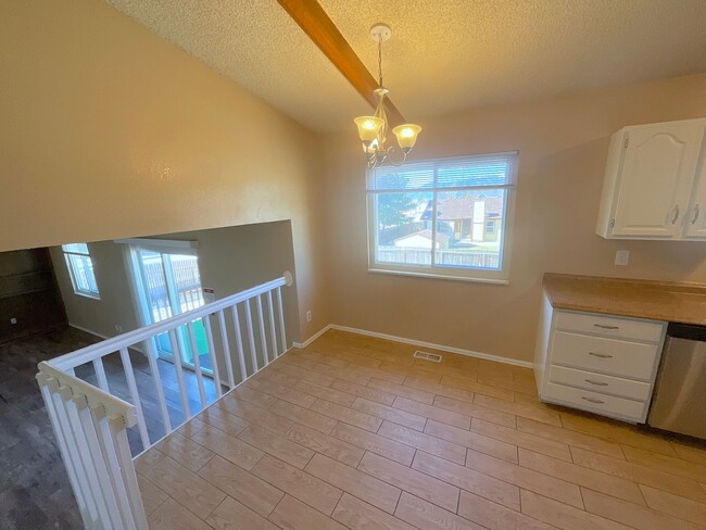 Building Photo - 5 Bedroom Home Available Near Research Pkw...