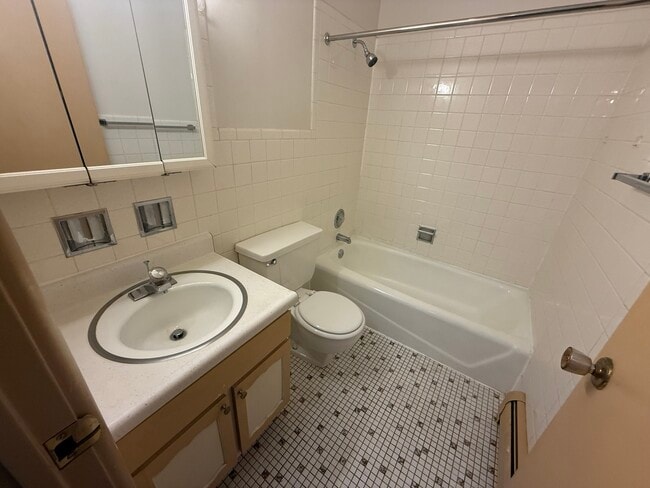 Building Photo - 3001 N Thatcher Ave