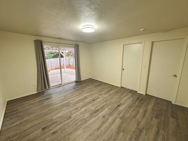 Building Photo - Large Updated Three Bedroom Duplex in Sout...