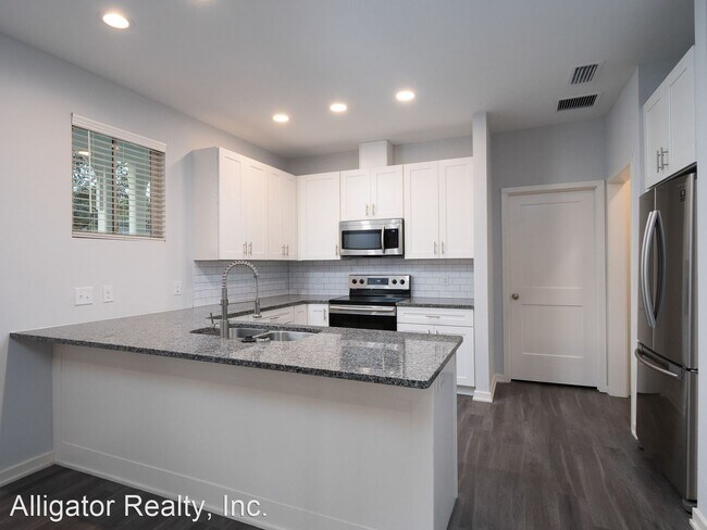Building Photo - 4 br, 4 bath House - 608 SW 5th Terrace