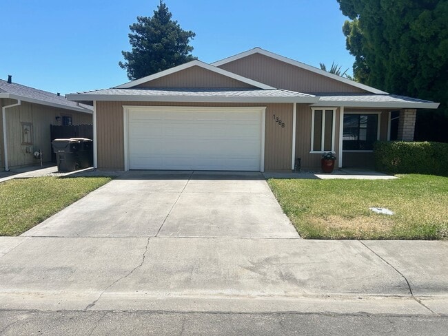 Primary Photo - Updated 3 Bedroom 2 Bathroom Home in Woodland