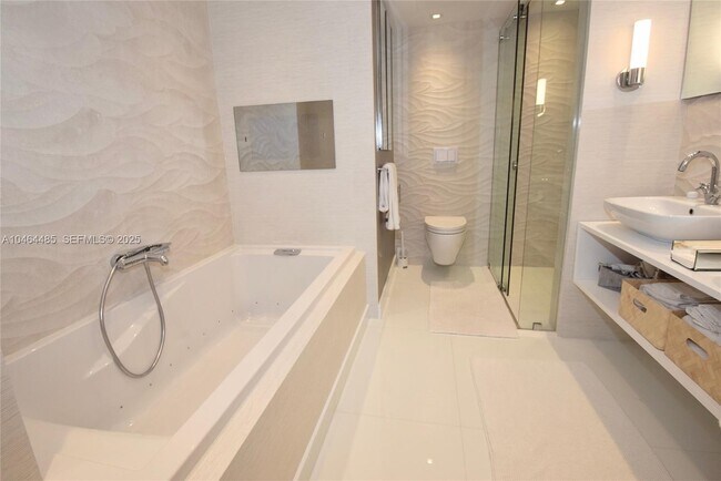 Building Photo - 2301 Collins Ave