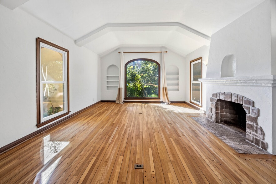 Building Photo - 166 N Arnaz Dr