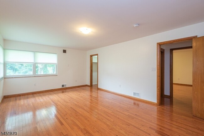 Building Photo - 681 Easton Ave