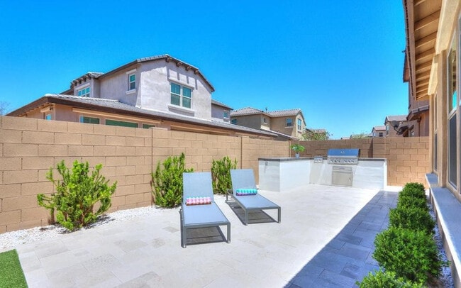 Building Photo - 948 W Yosemite Dr