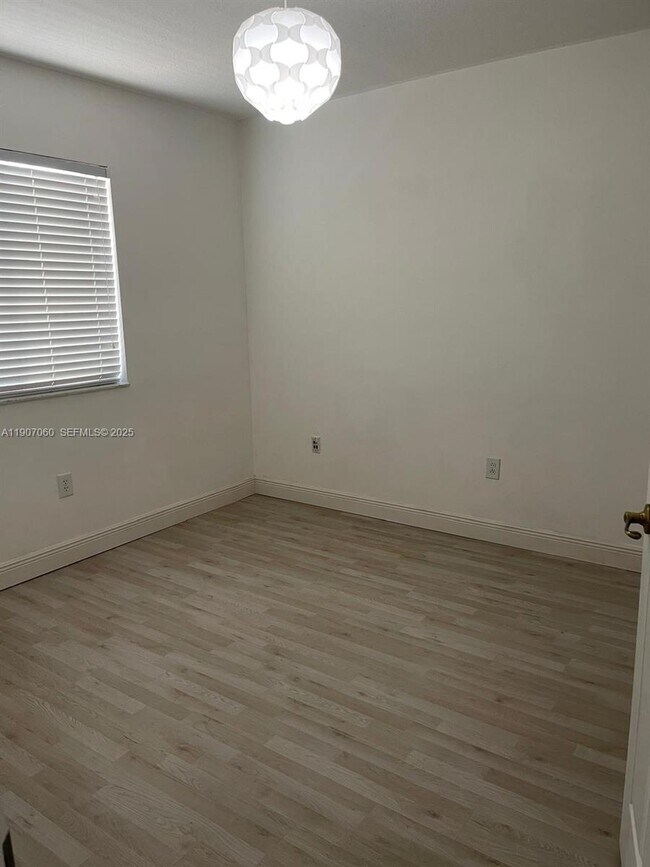 Building Photo - 5641 NW 112th Ct