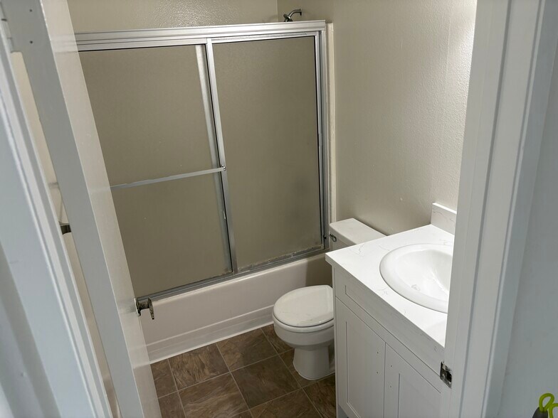 Hall bathroom with tub/shower - 18071 Beneda Ln