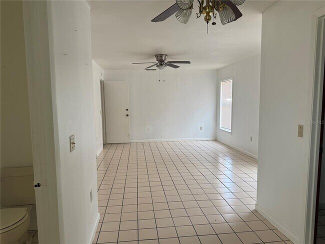 Building Photo - 925 Derbyshire Dr