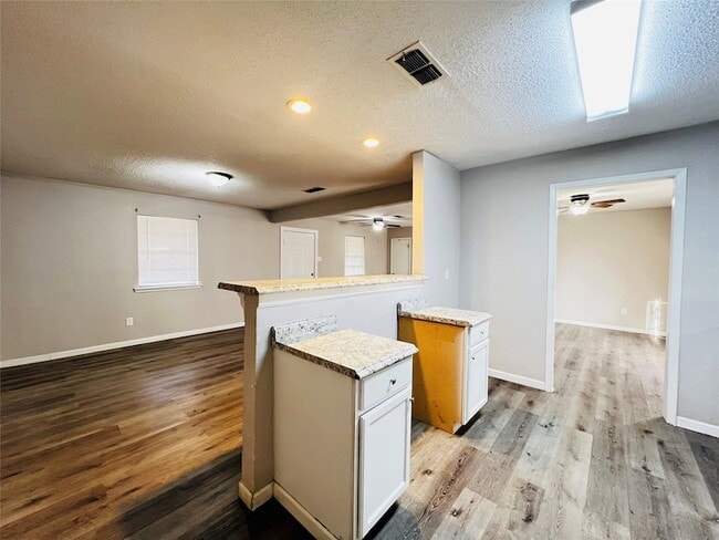 Building Photo - 215 Birdwell Rd