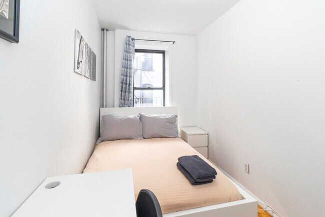 Building Photo - 312 E 93rd St