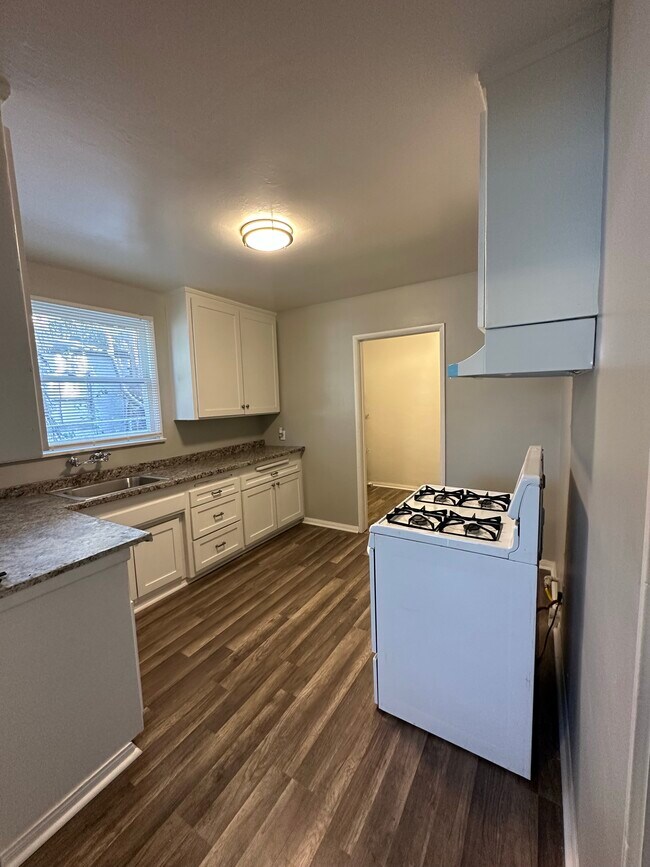 Building Photo - 1235 Roxbury Dr