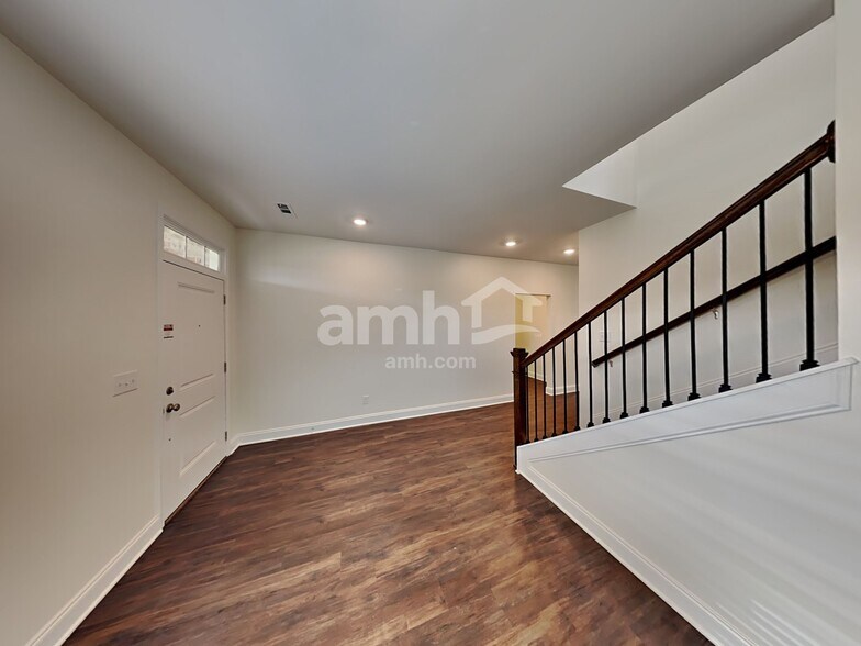 Building Photo - 209 Malayna Dr S