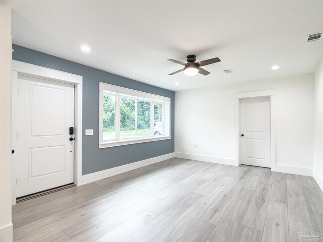 Building Photo - 10047 Noriega Dr