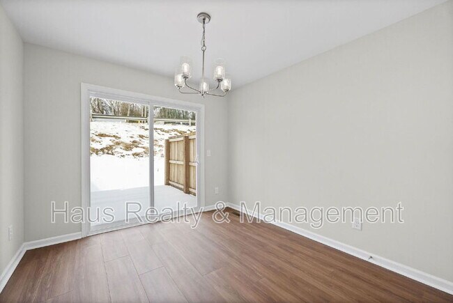 Building Photo - 839 Cumberland Dr