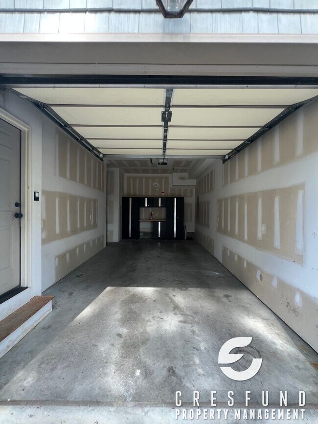 Building Photo - Lake View Luxury 2BR 2.5 Bath