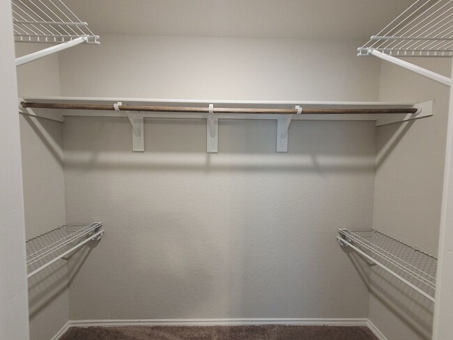 Building Photo - Gorgeous 3-bedroom, 2 Bathroom, Minutes fr...