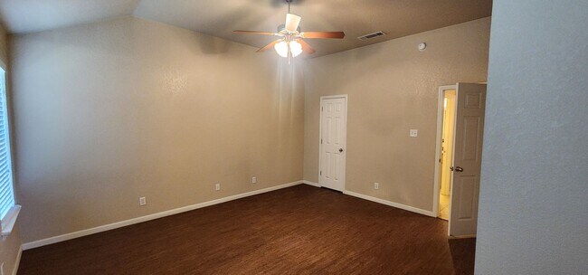 Building Photo - Lovely 2 Bed/2 Bath Duplex in Trimmier Est...