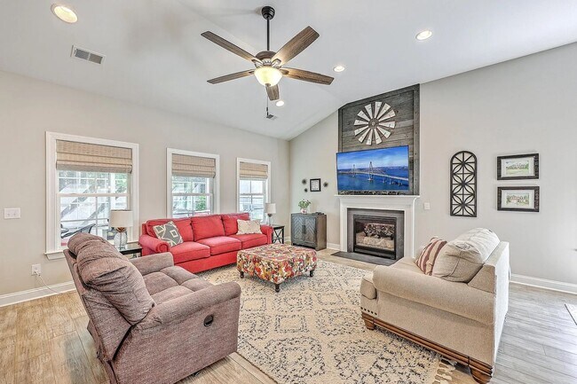 Building Photo - 4 Bedroom 3.5 Bath House in St. Johns Lake - Johns Island