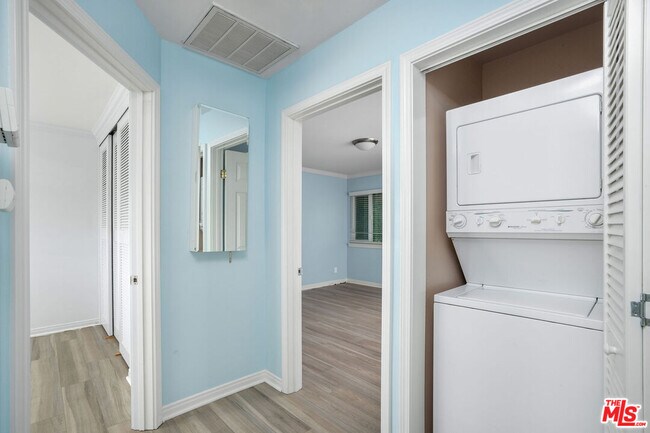 Building Photo - 11138 Aqua Vista St