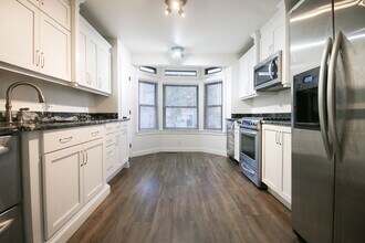 Building Photo - 2 Bedroom, 2.5 Bath Walking Distance From ...
