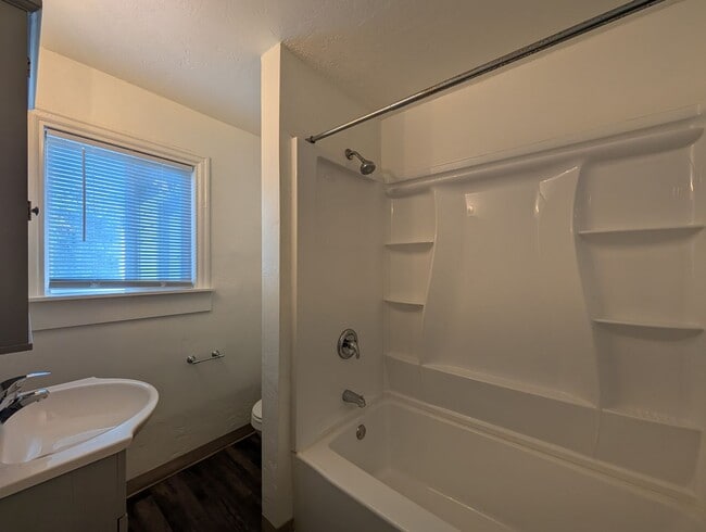 Building Photo - Great 3-Bedroom, 1-Bath Home In Springfield!