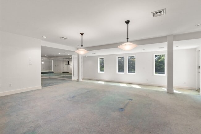 Building Photo - 225 Kenrick St