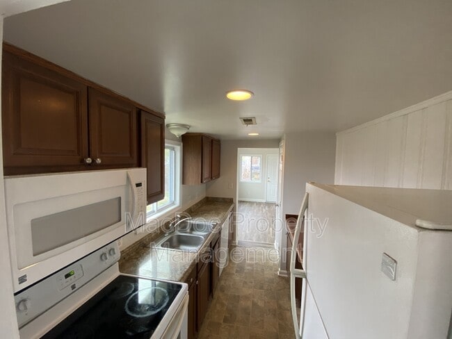 Building Photo - 5472 Riverview Dr