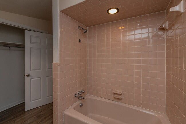 Building Photo - PRICE REDUCED- $995 - Cute 3 Bed/2 Bath Si...