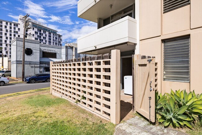 Building Photo - Close to UH- 2 bed/ 1 bath/ 1 parking